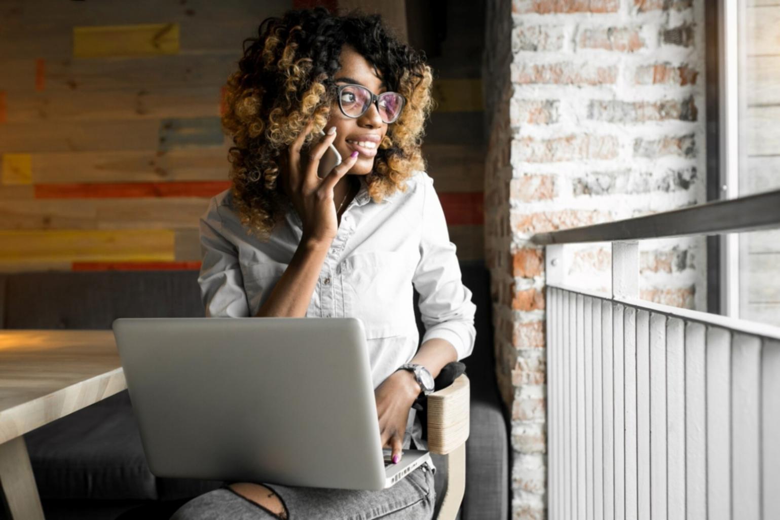 Gráficos y datos que muestran mejoras en comunicación financiera